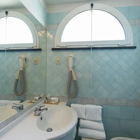 Hotell Trevi Riccione, In Centro Sul Mare Con Cucina