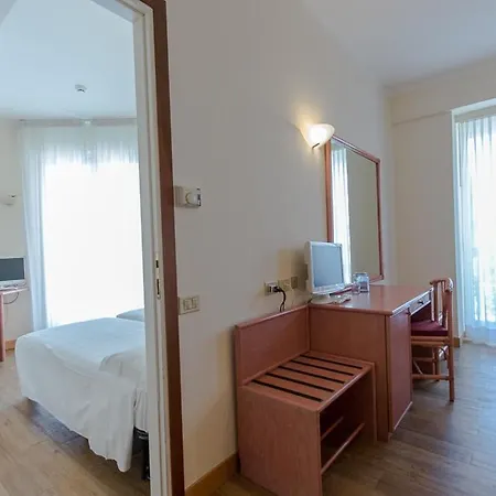 Trevi Riccione, In Centro Sul Mare Con Cucina Hotell