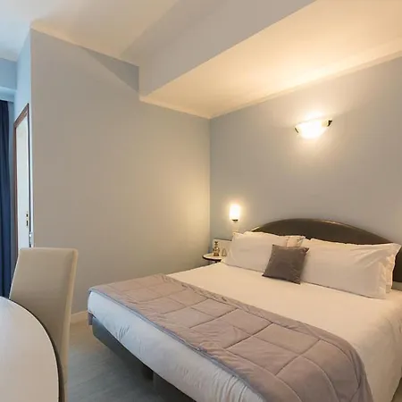 Hotel Trevi Riccione, In Centro Sul Mare Con Cucina
