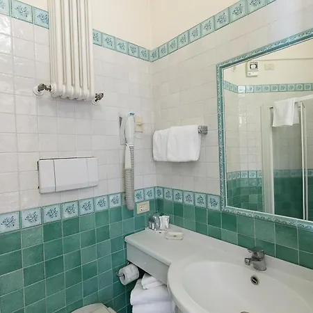 Hotell Trevi Riccione, In Centro Sul Mare Con Cucina