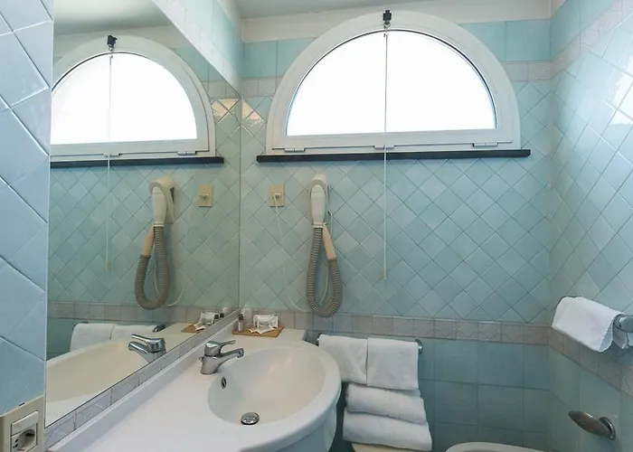 Hotel Trevi Riccione, In Centro Sul Mare Con Cucina