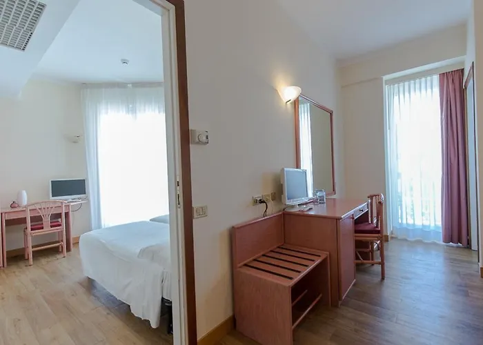 Trevi Riccione, In Centro Sul Mare Con Cucina Hotel