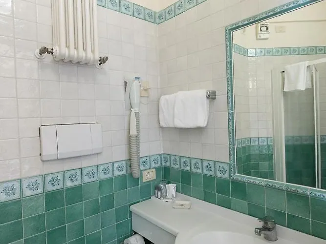 Hotel Trevi Riccione, In Centro Sul Mare Con Cucina