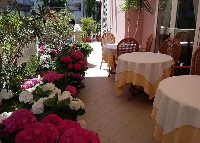 Trevi Riccione, In Centro Sul Mare Con Cucina Riccione