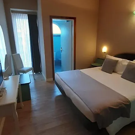 Hotel Trevi Riccione, In Centro Sul Mare Con Cucina