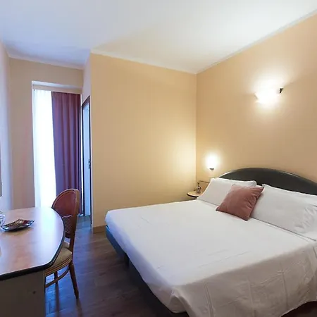 Trevi Riccione, In Centro Sul Mare Con Cucina 3* 里乔内