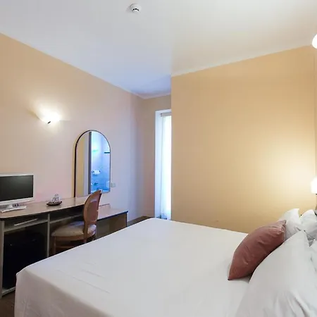 Hotel Trevi Riccione, In Centro Sul Mare Con Cucina