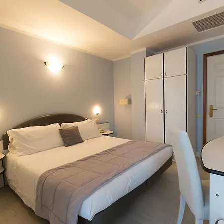 Trevi Riccione, In Centro Sul Mare Con Cucina 酒店 里乔内