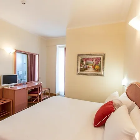 Trevi Riccione, In Centro Sul Mare Con Cucina 里乔内