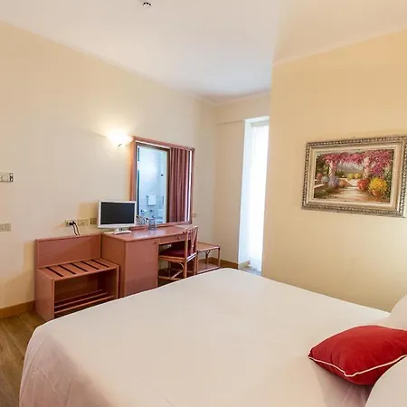 Trevi Riccione, In Centro Sul Mare Con Cucina Hotel 3*