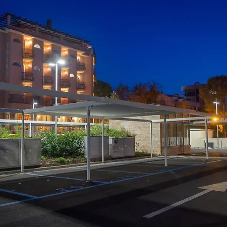 酒店 Trevi Riccione, In Centro Sul Mare Con Cucina 3*
