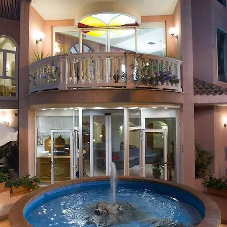 Trevi Riccione, In Centro Sul Mare Con Cucina Отель 3*