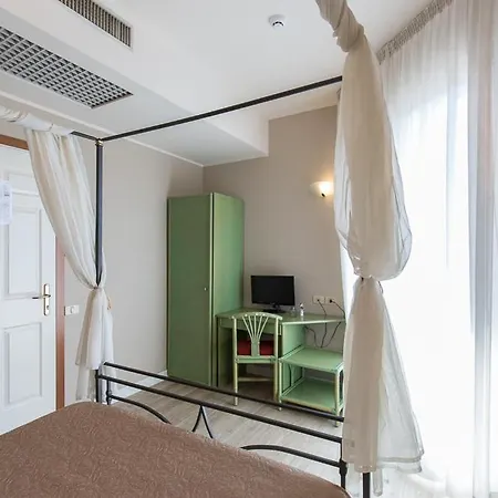 Trevi Riccione, In Centro Sul Mare Con Cucina 호텔 3*