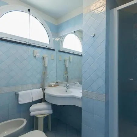 Trevi Riccione, In Centro Sul Mare Con Cucina 3*