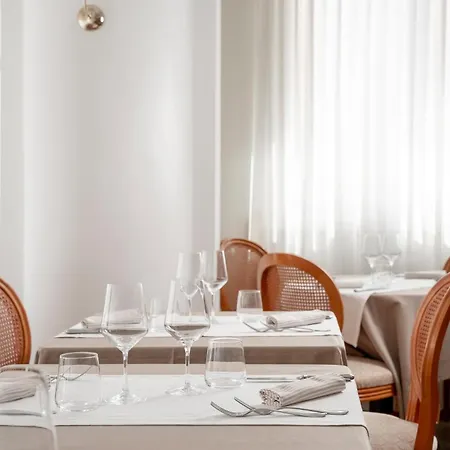 Trevi Riccione, In Centro Sul Mare Con Cucina Риччоне