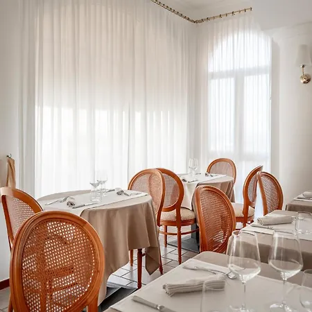 Trevi Riccione, In Centro Sul Mare Con Cucina Отель