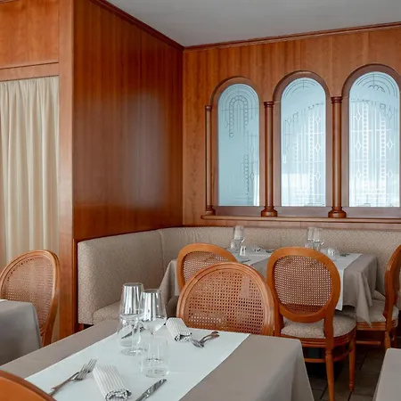 Trevi Riccione, In Centro Sul Mare Con Cucina Отель