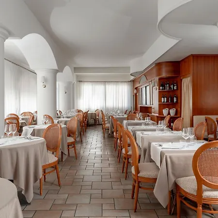 Trevi Riccione, In Centro Sul Mare Con Cucina Отель 3*