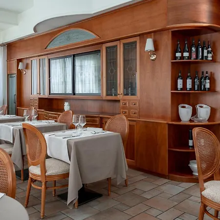 Trevi Riccione, In Centro Sul Mare Con Cucina Отель Риччоне