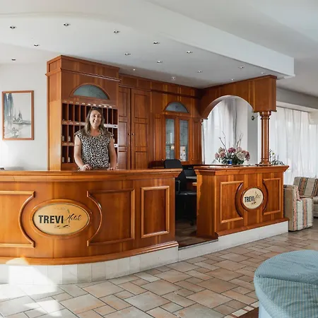 Отель Trevi Riccione, In Centro Sul Mare Con Cucina Риччоне
