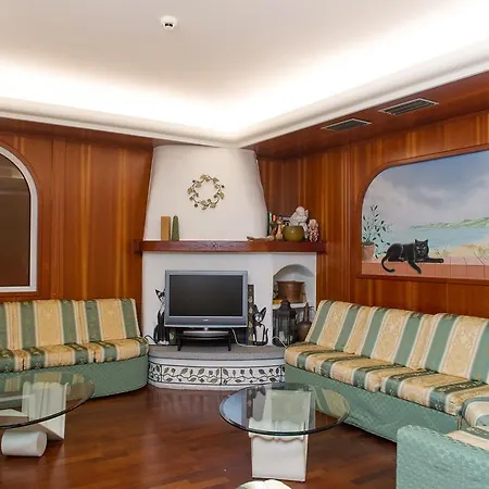 Trevi Riccione, In Centro Sul Mare Con Cucina Hotel Riccione