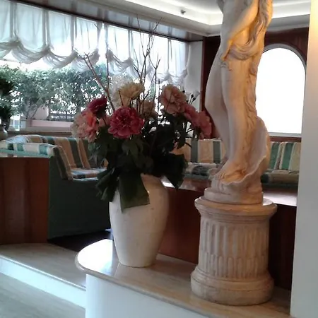 Trevi Riccione, In Centro Sul Mare Con Cucina 酒店 3*