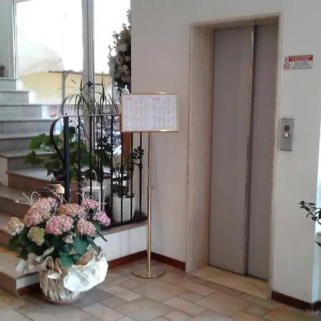 酒店 Trevi Riccione, In Centro Sul Mare Con Cucina