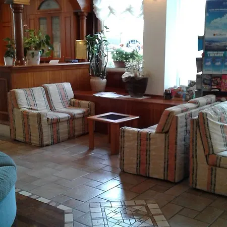 Отель Trevi Riccione, In Centro Sul Mare Con Cucina Риччоне