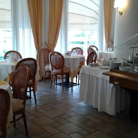 Trevi Riccione, In Centro Sul Mare Con Cucina Риччоне