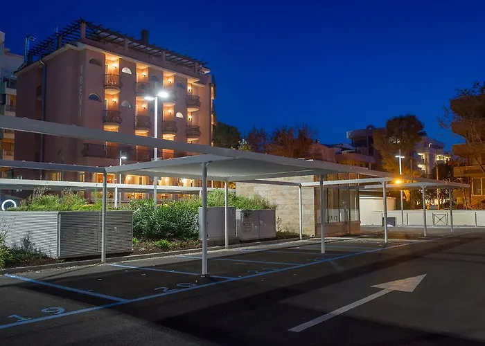 Hotel Trevi Riccione, In Centro Sul Mare Con Cucina 3*