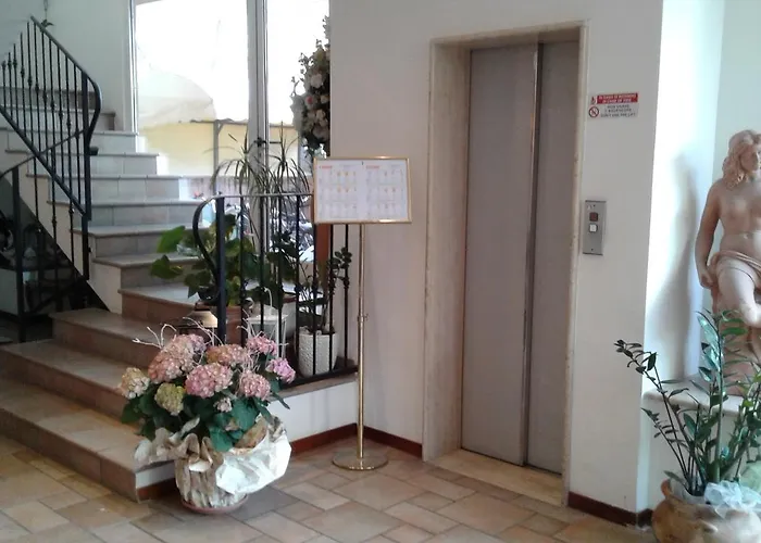 Hotel Trevi Riccione, In Centro Sul Mare Con Cucina