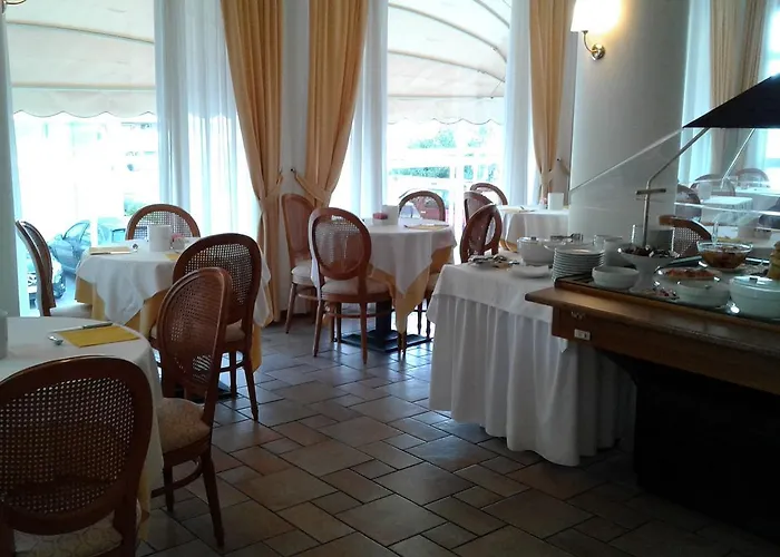 Trevi Riccione, In Centro Sul Mare Con Cucina Riccione